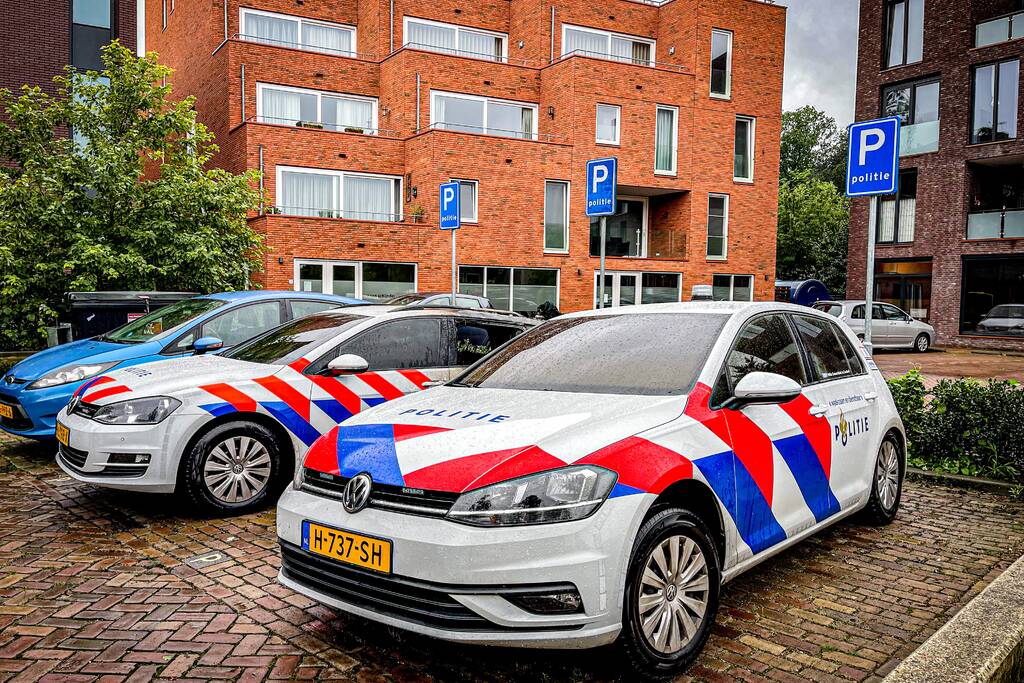 Onderzoek naar de twee in brand gestoken politiewagens