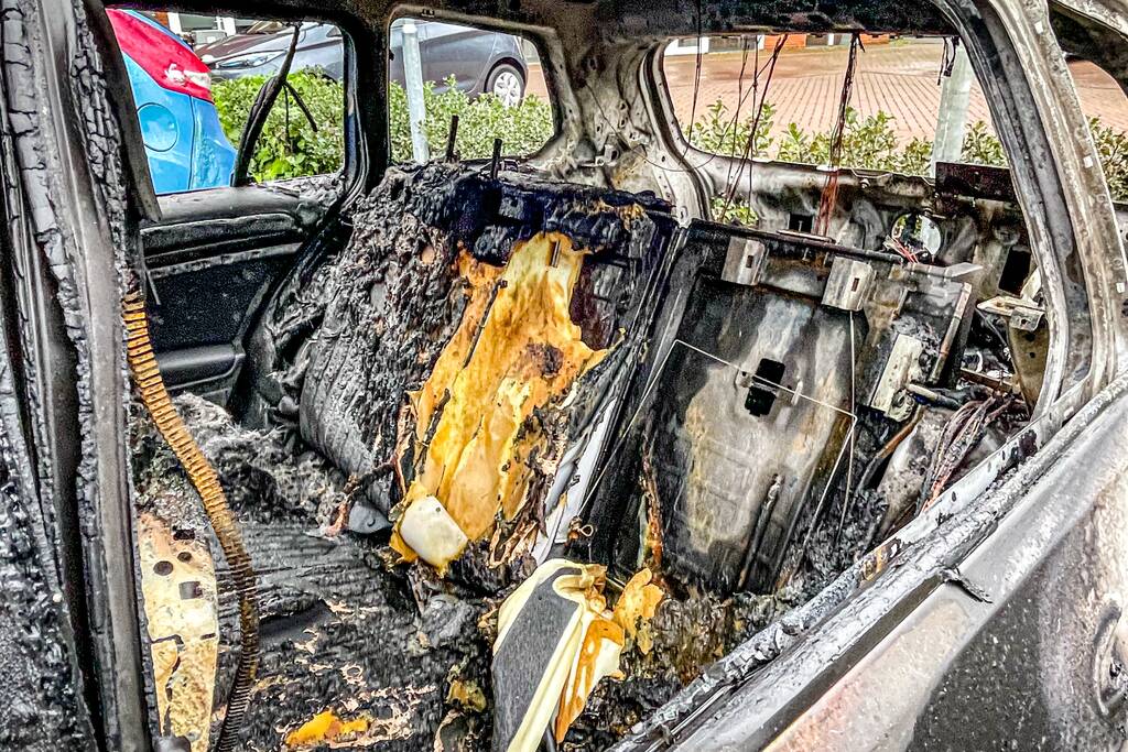 Onderzoek naar de twee in brand gestoken politiewagens