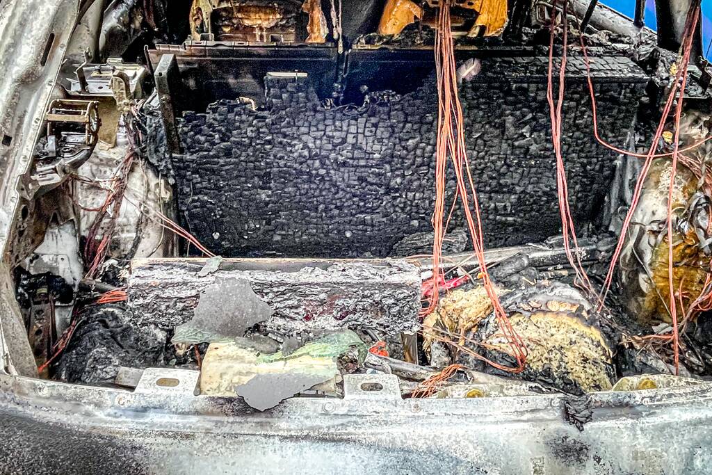 Onderzoek naar de twee in brand gestoken politiewagens