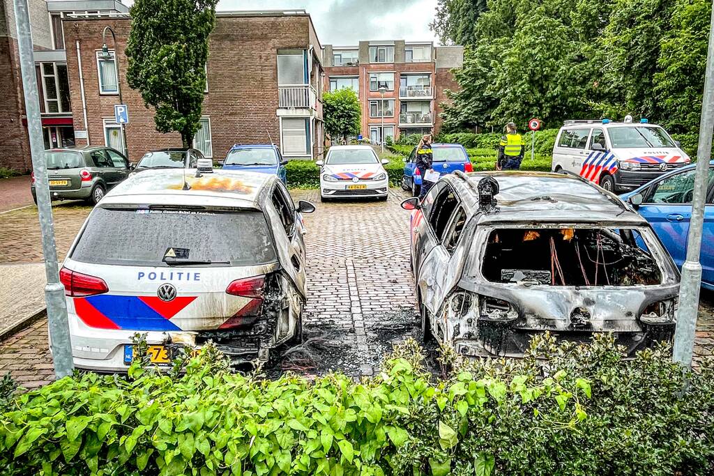 Onderzoek naar de twee in brand gestoken politiewagens