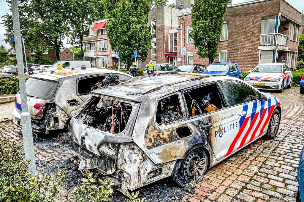 Onderzoek naar de twee in brand gestoken politiewagens