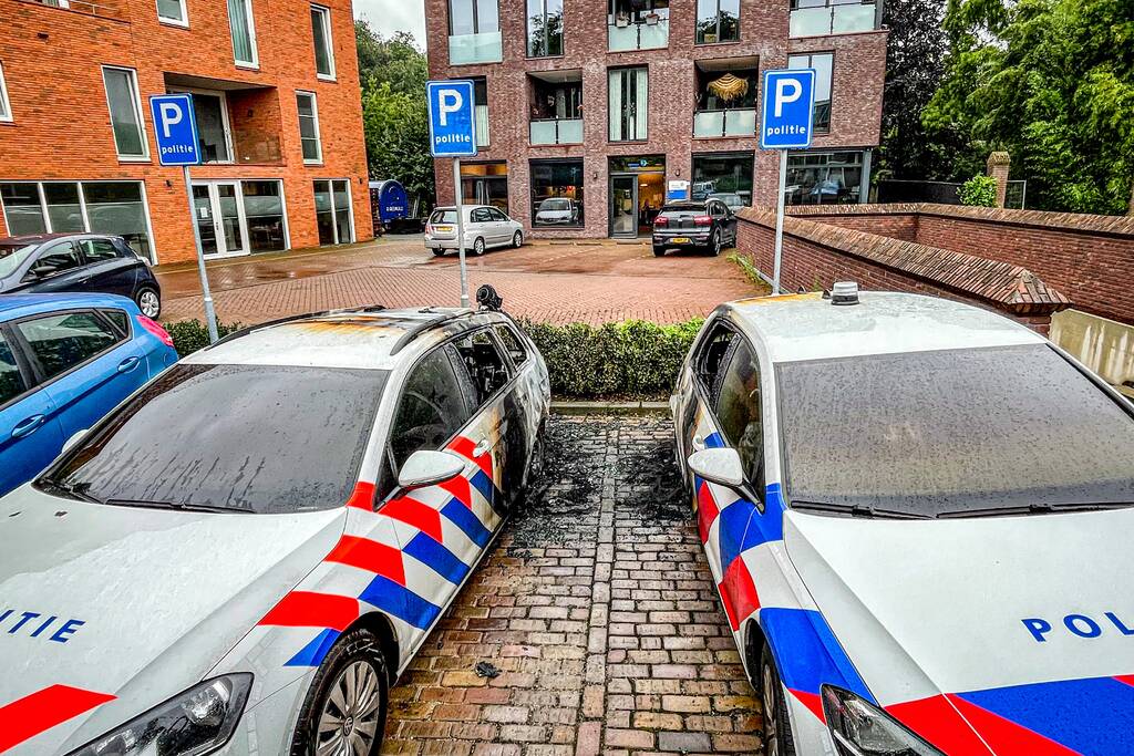 Onderzoek naar de twee in brand gestoken politiewagens