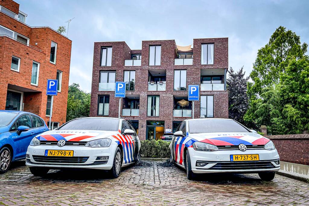 Onderzoek naar de twee in brand gestoken politiewagens