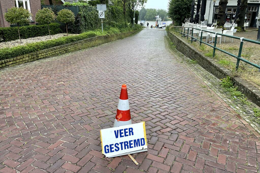 Veerdienst getremd door stijgende Maas