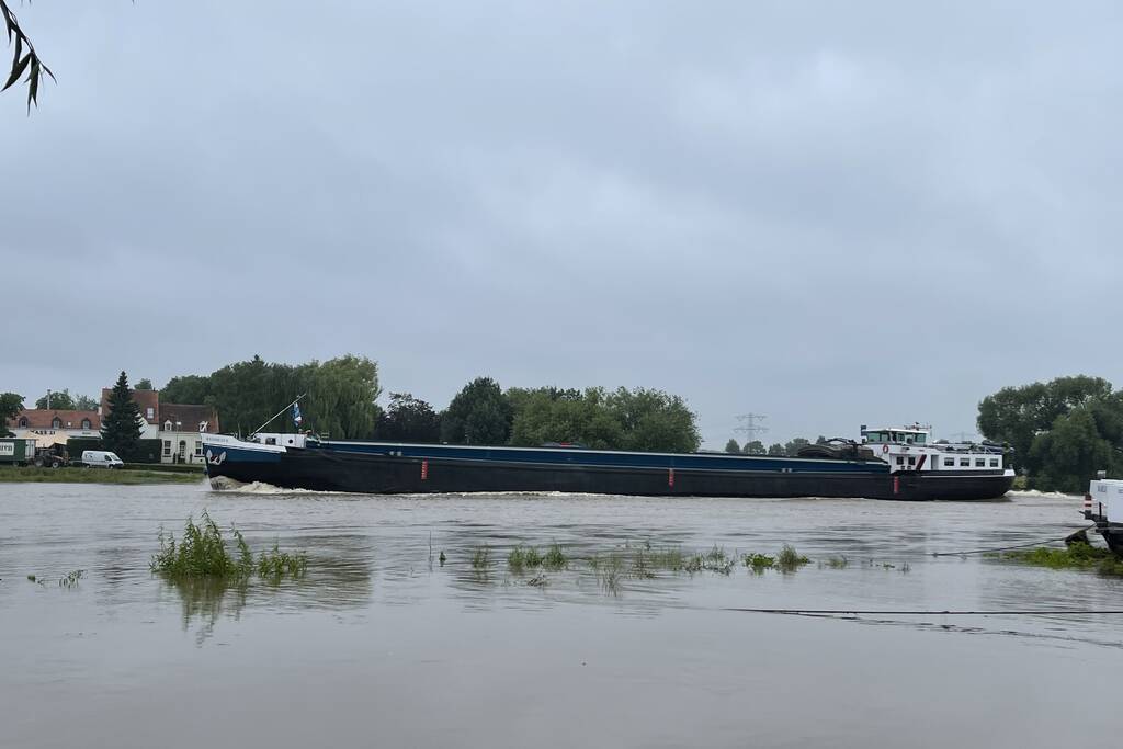 Veerdienst getremd door stijgende Maas