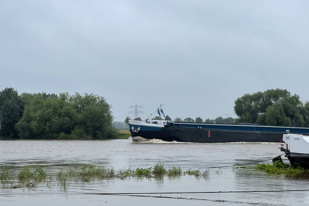 Veerdienst getremd door stijgende Maas