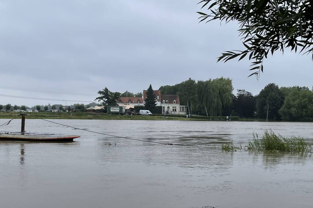 Veerdienst getremd door stijgende Maas