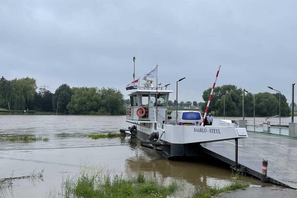 Veerdienst getremd door stijgende Maas