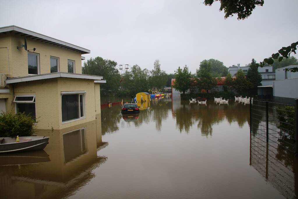 Reddingsbrigade en leger evacueren inwoners door hoogwater