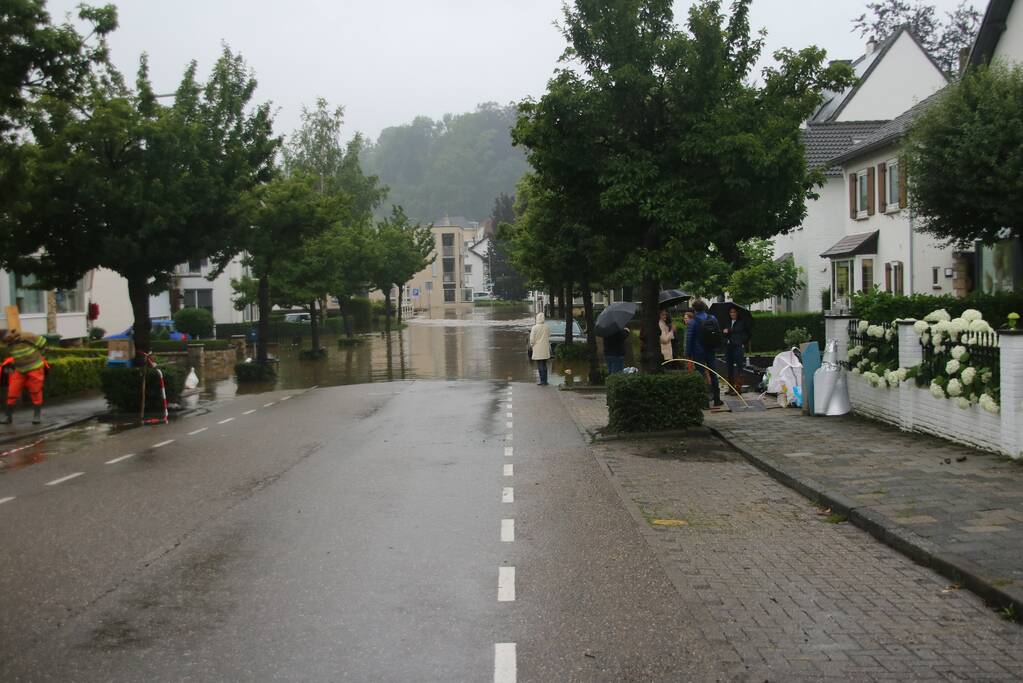 Reddingsbrigade en leger evacueren inwoners door hoogwater