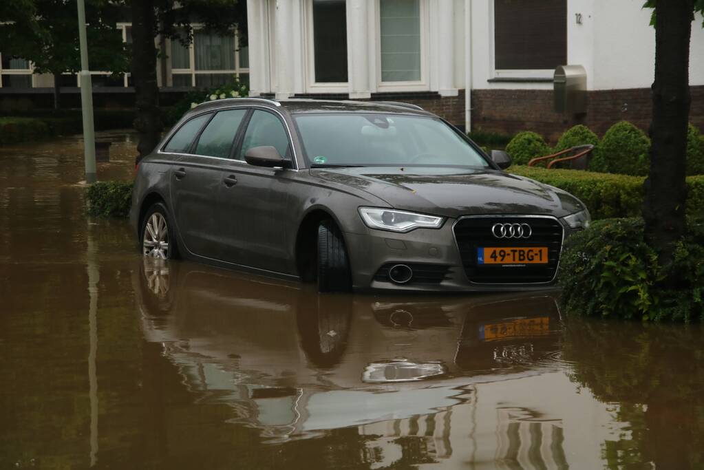 Reddingsbrigade en leger evacueren inwoners door hoogwater