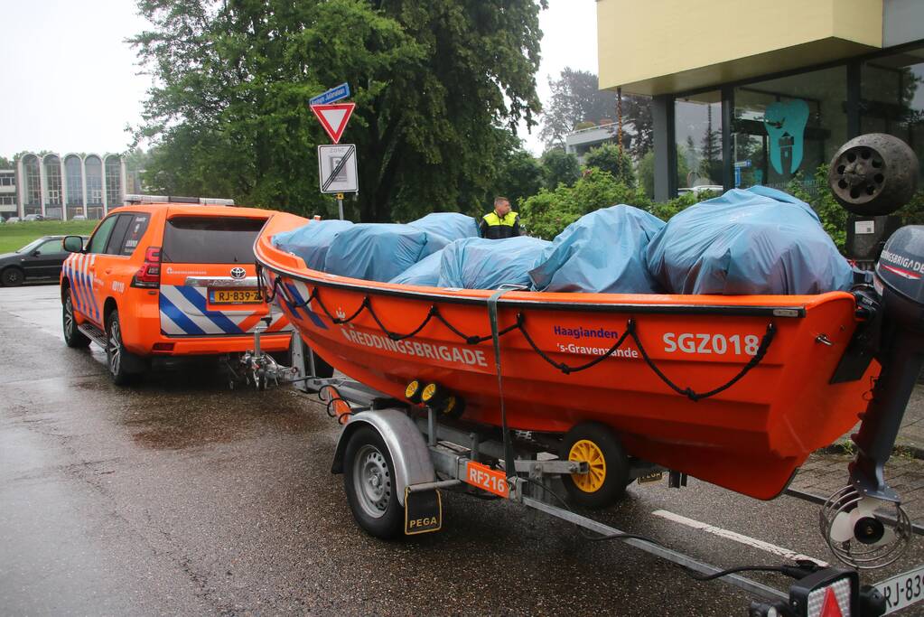 Reddingsbrigade en leger evacueren inwoners door hoogwater