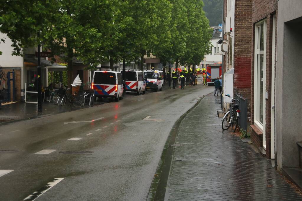 Reddingsbrigade en leger evacueren inwoners door hoogwater