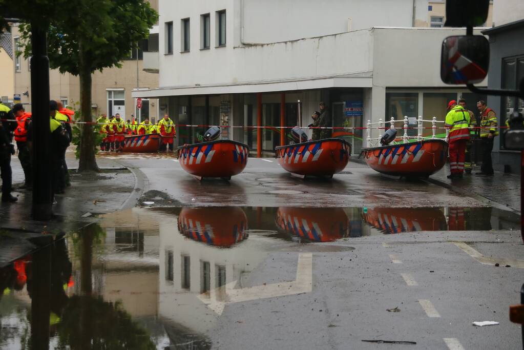 Reddingsbrigade en leger evacueren inwoners door hoogwater