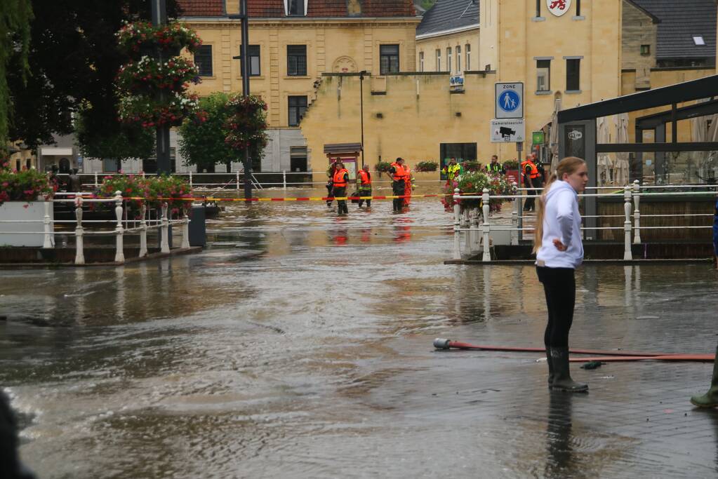 Reddingsbrigade en leger evacueren inwoners door hoogwater