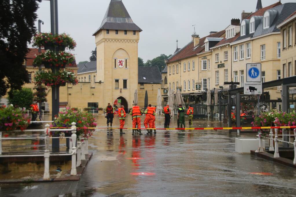 Reddingsbrigade en leger evacueren inwoners door hoogwater