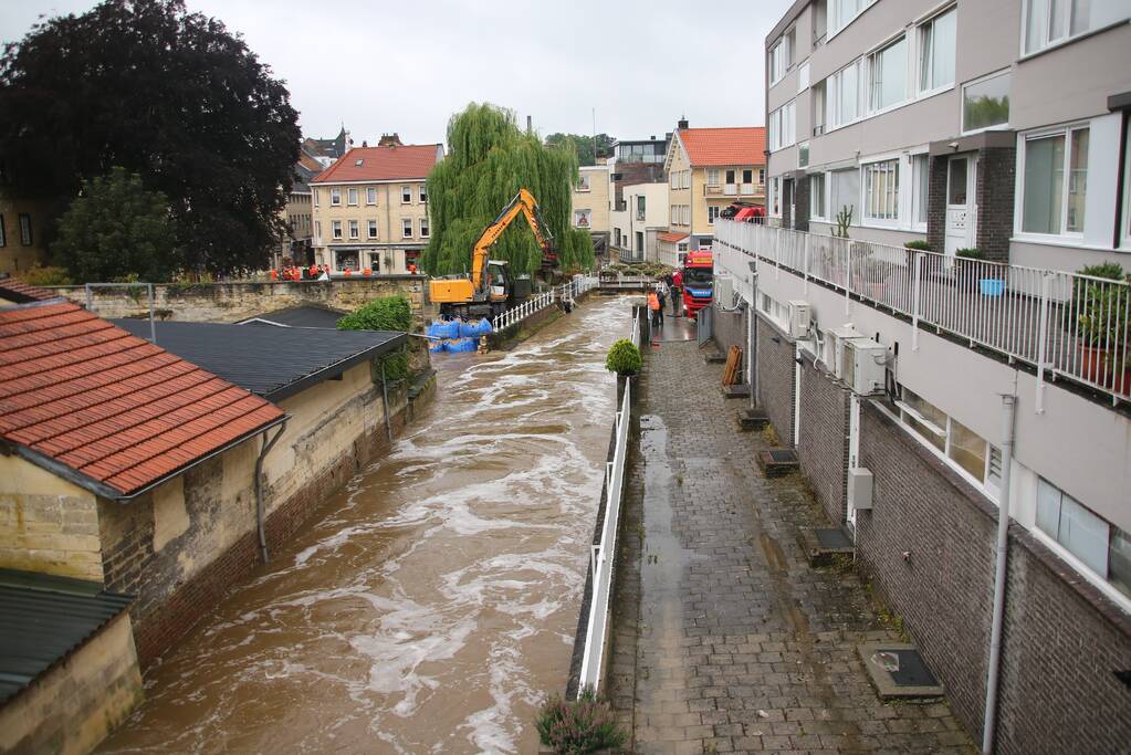 Reddingsbrigade en leger evacueren inwoners door hoogwater