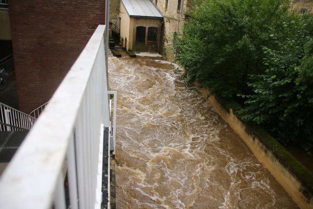 Reddingsbrigade en leger evacueren inwoners door hoogwater