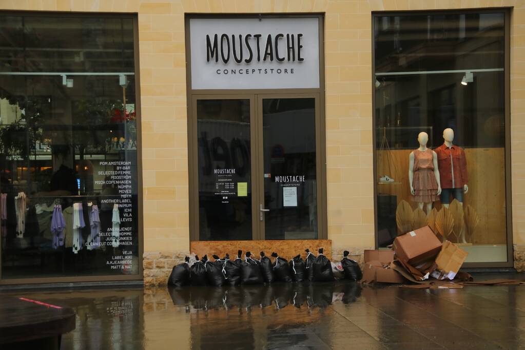 Reddingsbrigade en leger evacueren inwoners door hoogwater