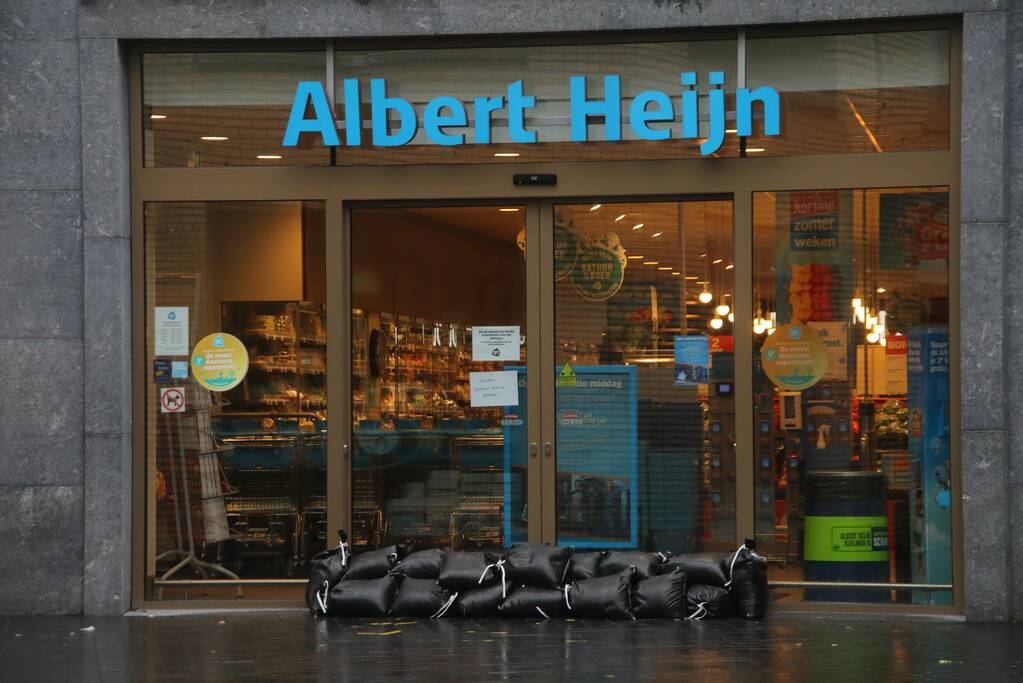 Reddingsbrigade en leger evacueren inwoners door hoogwater