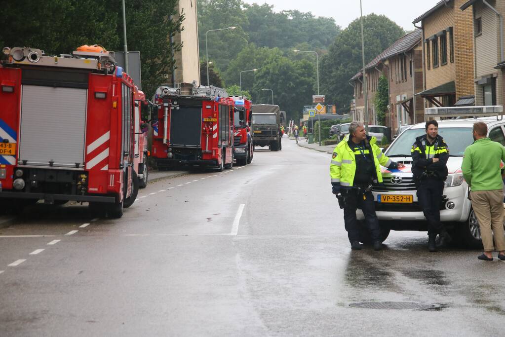 Reddingsbrigade en leger evacueren inwoners door hoogwater