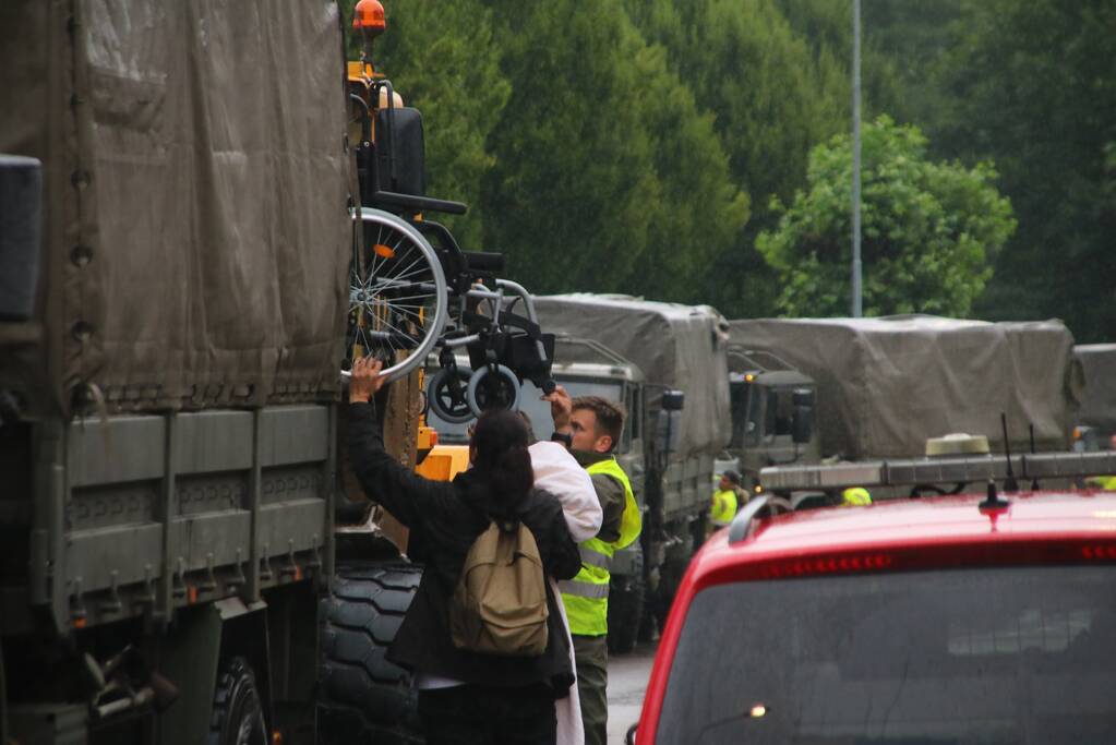 Reddingsbrigade en leger evacueren inwoners door hoogwater