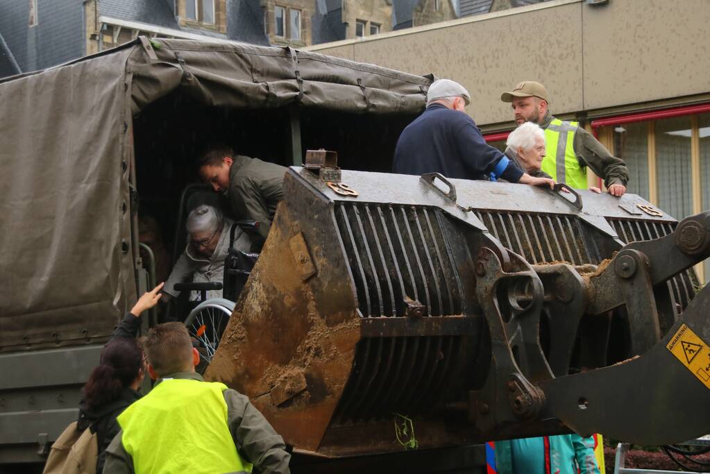 Reddingsbrigade en leger evacueren inwoners door hoogwater