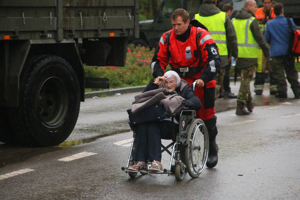 Reddingsbrigade en leger evacueren inwoners door hoogwater