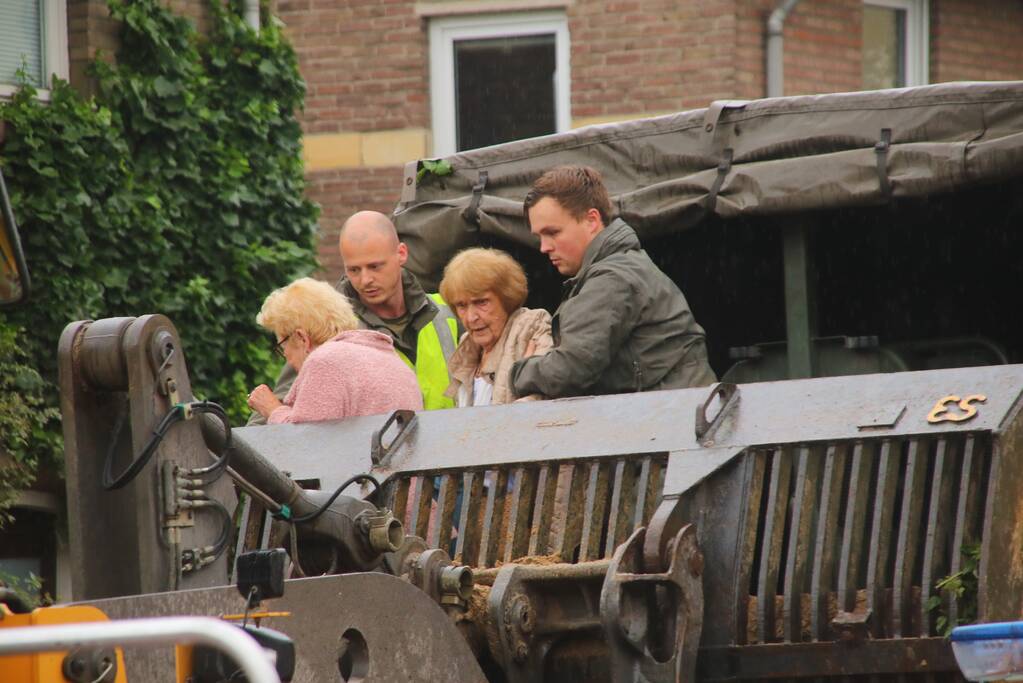 Reddingsbrigade en leger evacueren inwoners door hoogwater