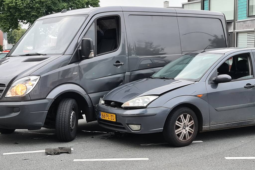 Schade door ongeval tussen twee voertuigen
