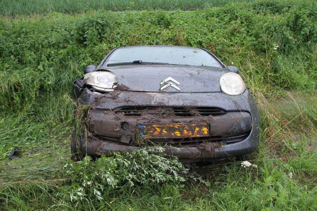 Bestuurder verliest controle over het stuur en vlucht na ongeval