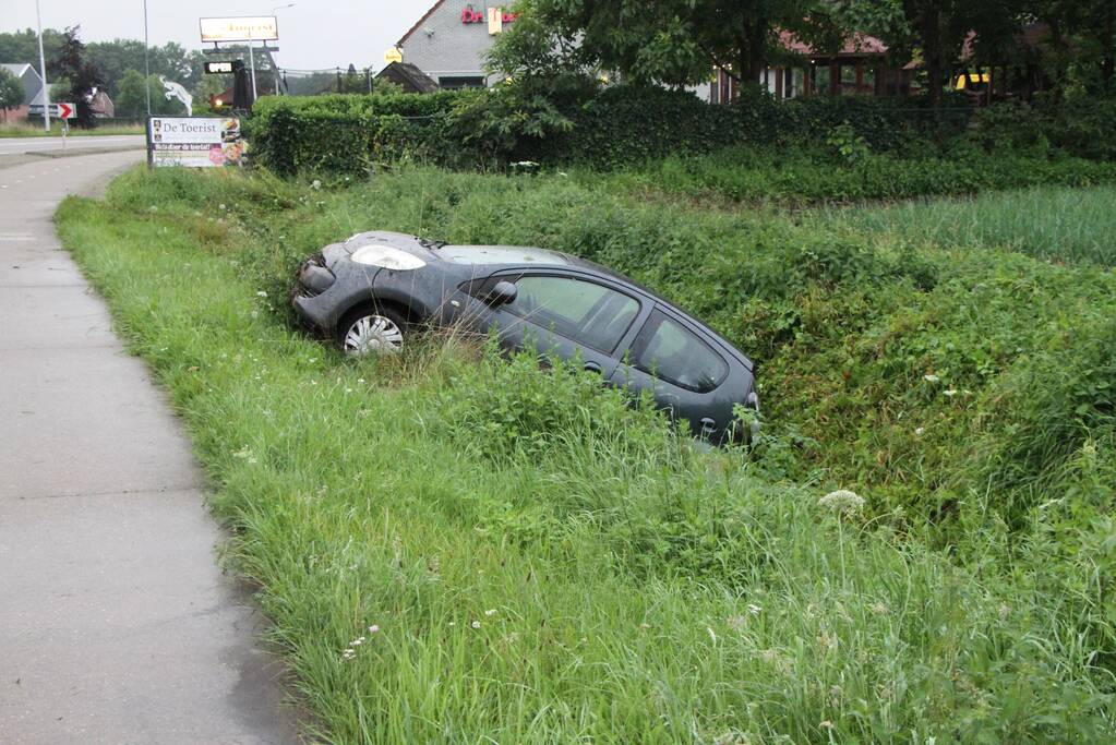 Bestuurder verliest controle over het stuur en vlucht na ongeval