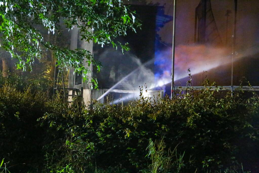 Brandweer blust brand in huisje van softbal vereniging Quick