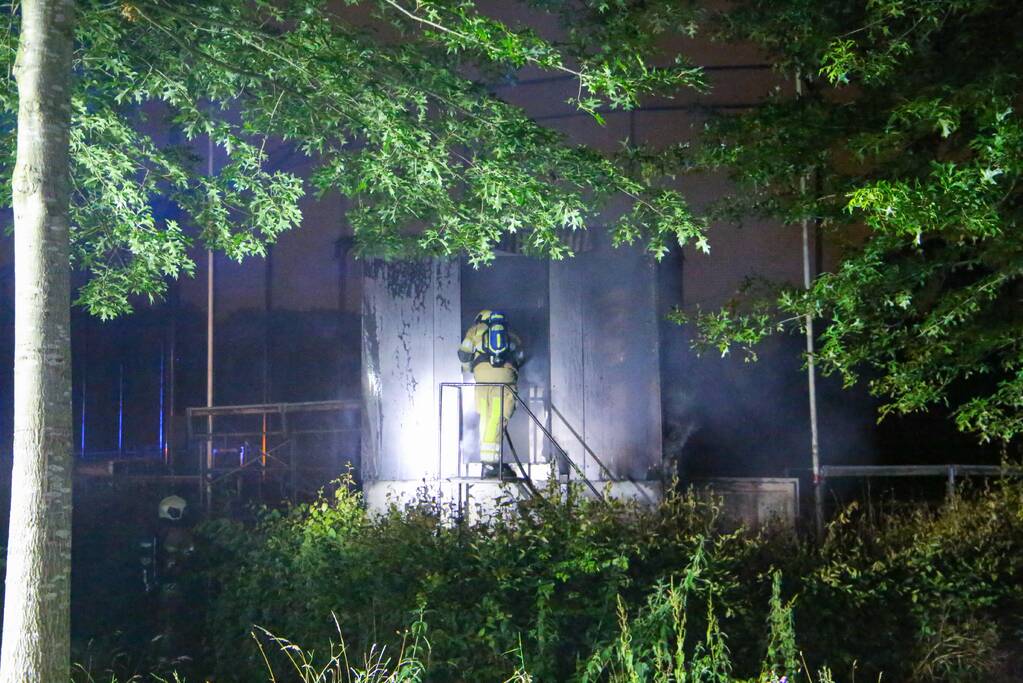Brandweer blust brand in huisje van softbal vereniging Quick