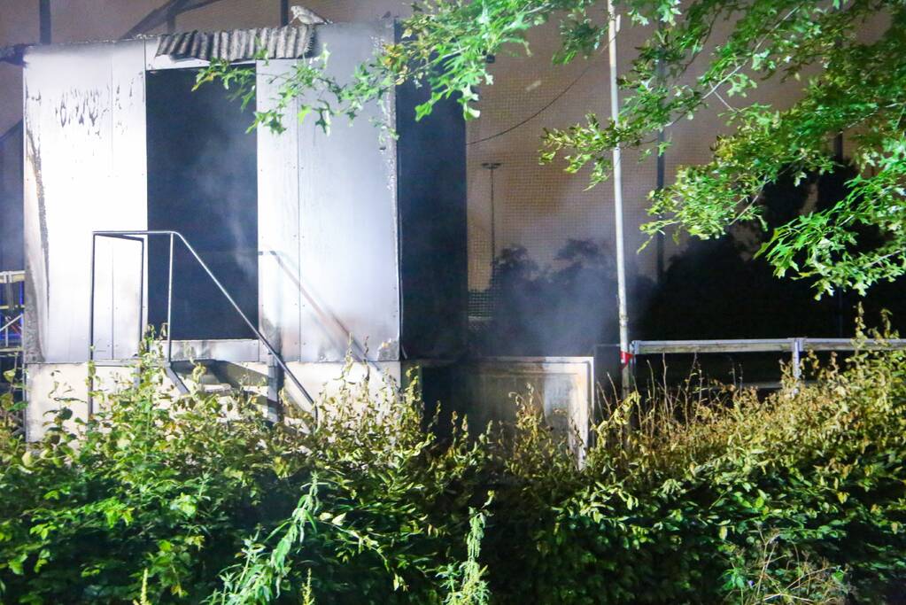 Brandweer blust brand in huisje van softbal vereniging Quick