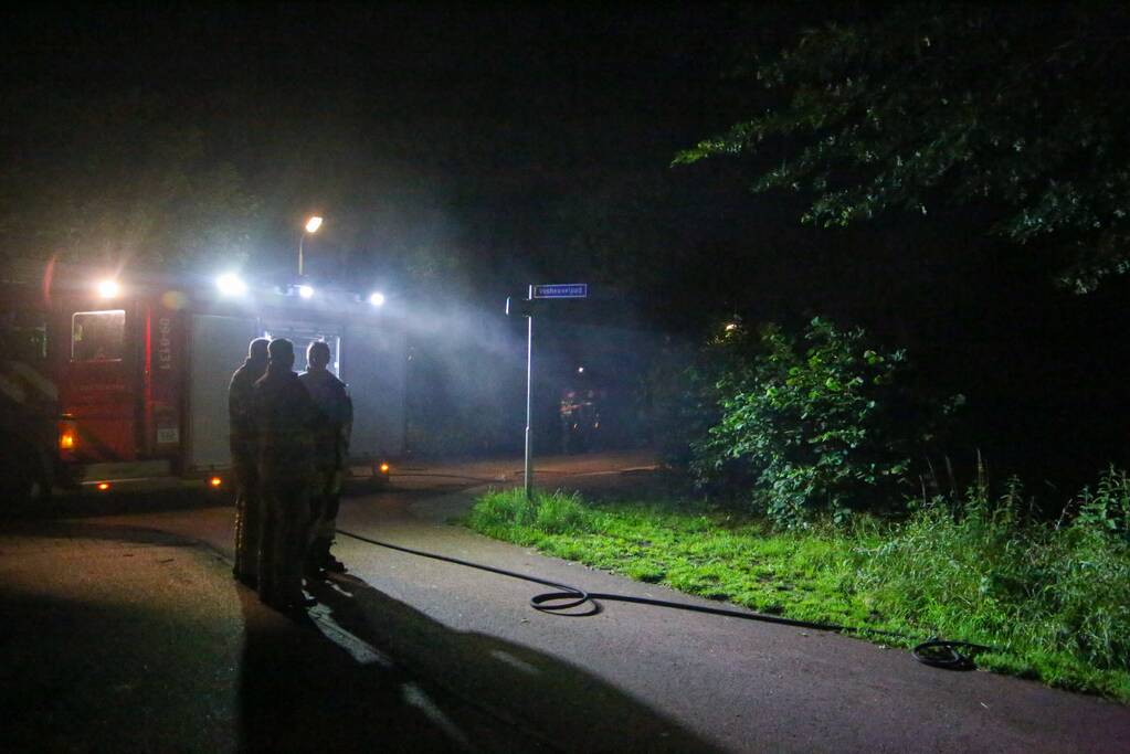 Brandweer blust brand in huisje van softbal vereniging Quick