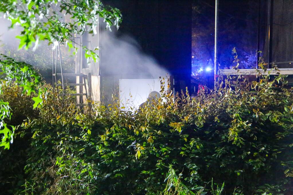 Brandweer blust brand in huisje van softbal vereniging Quick