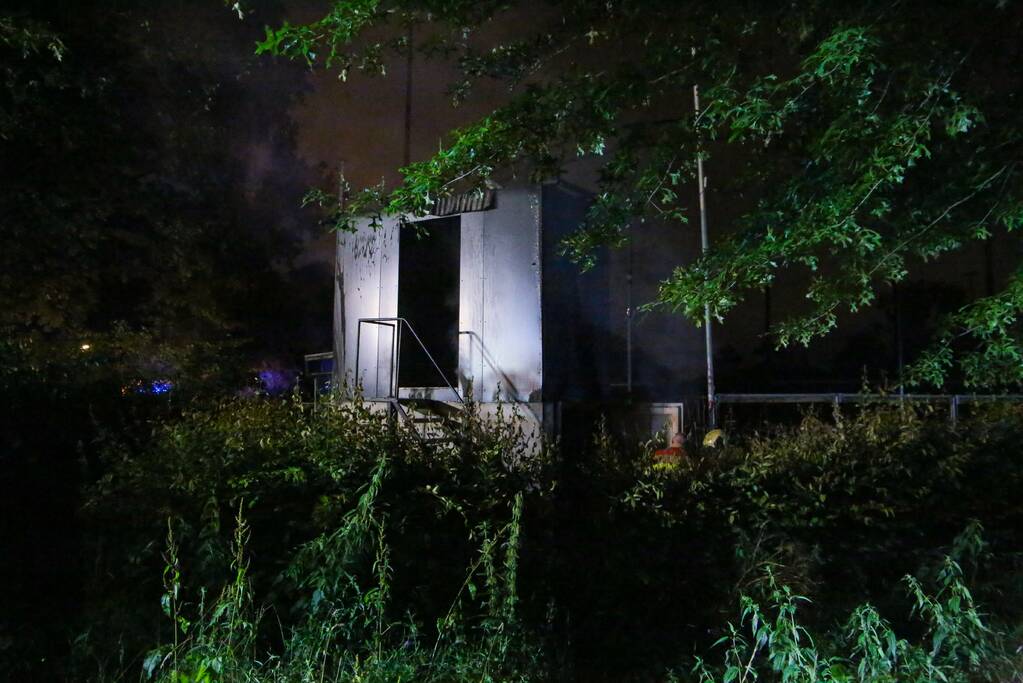 Brandweer blust brand in huisje van softbal vereniging Quick