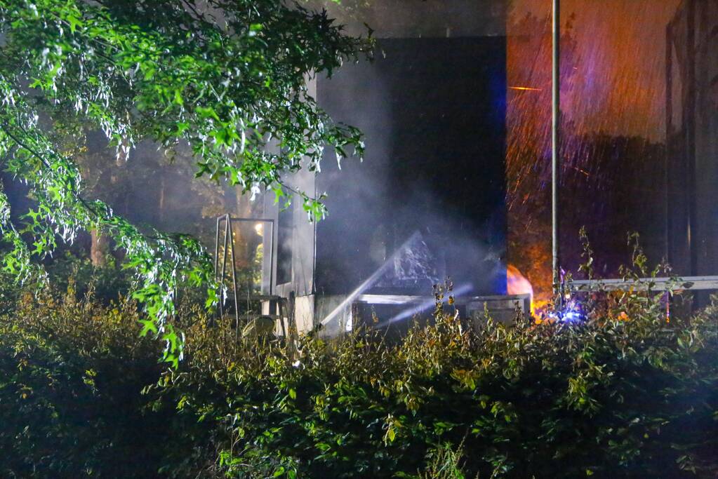 Brandweer blust brand in huisje van softbal vereniging Quick