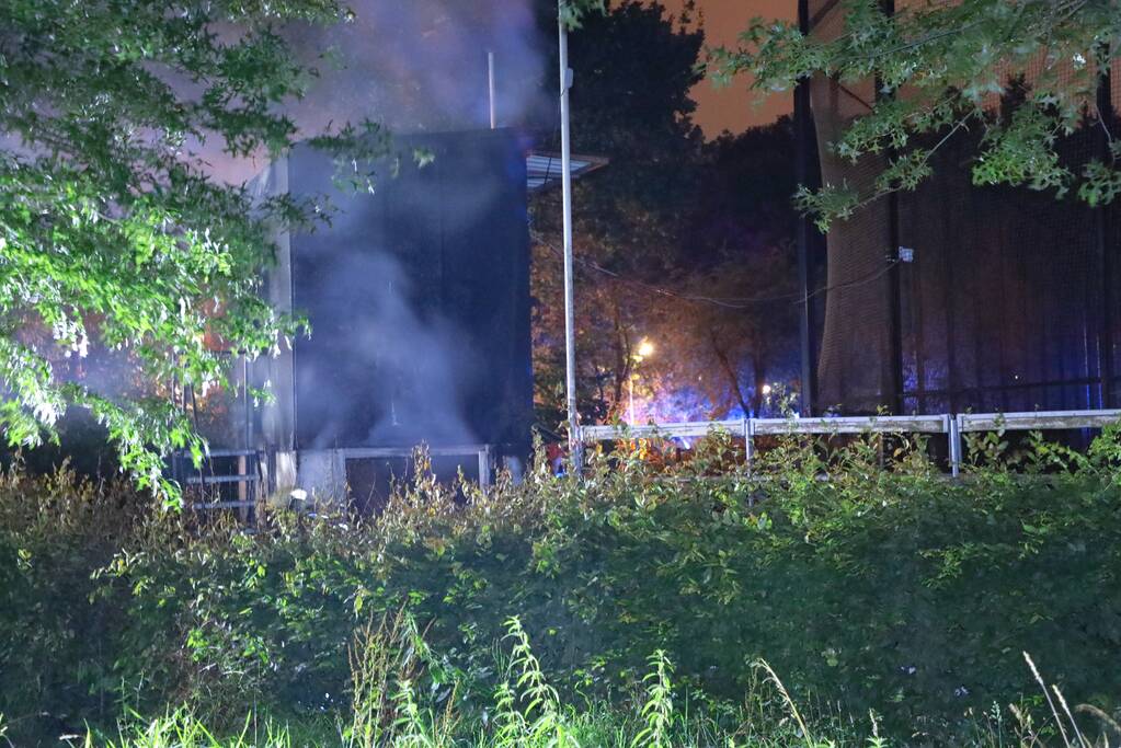 Brandweer blust brand in huisje van softbal vereniging Quick
