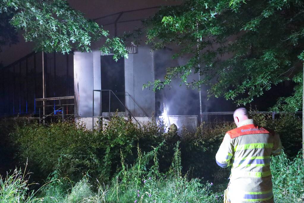 Brandweer blust brand in huisje van softbal vereniging Quick