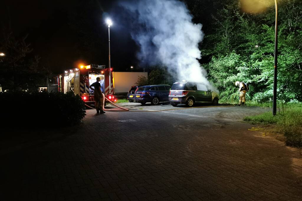 Auto door brand verwoest