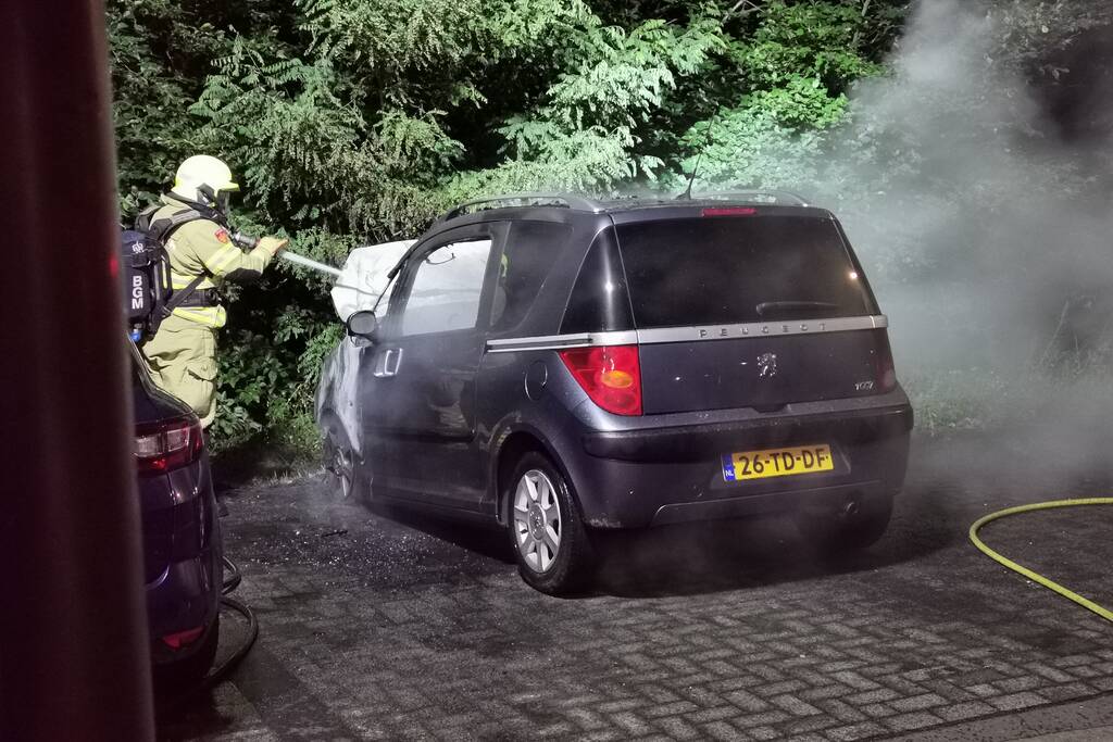 Auto door brand verwoest
