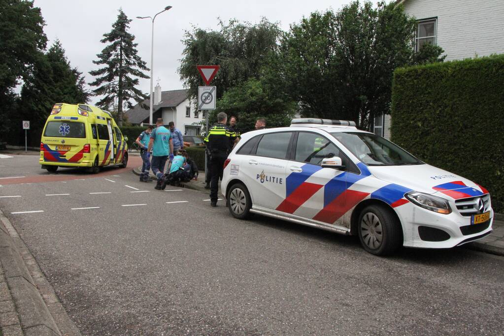 Fietser klapt tegen voorruit van auto en raakt gewond