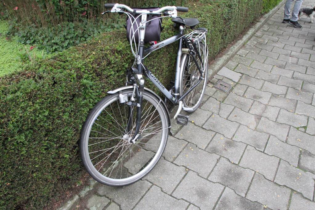 Fietser klapt tegen voorruit van auto en raakt gewond