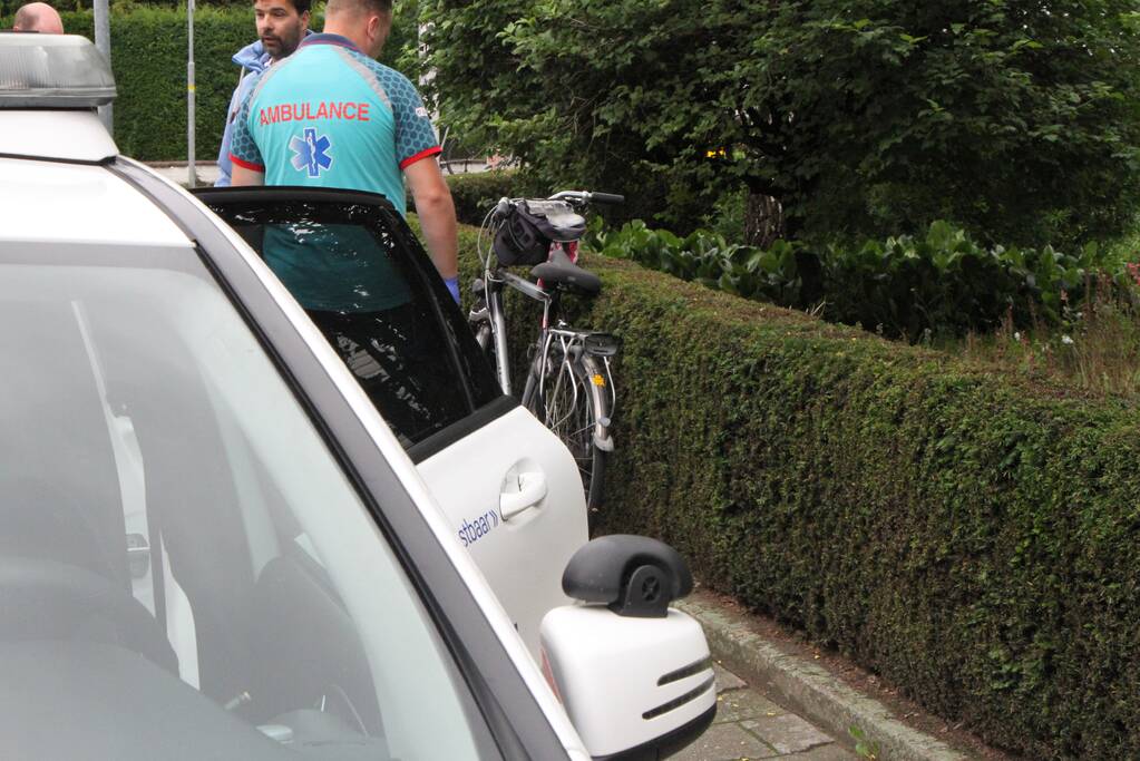 Fietser klapt tegen voorruit van auto en raakt gewond