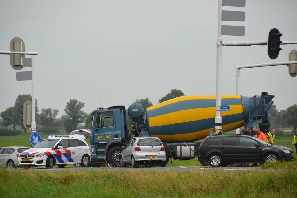 Vrachtwagen en personenwagen botsen op elkaar