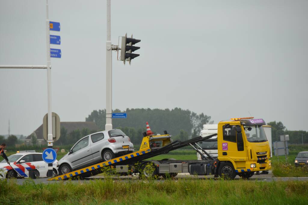 Vrachtwagen en personenwagen botsen op elkaar