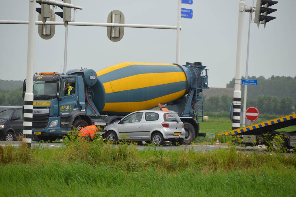 Vrachtwagen en personenwagen botsen op elkaar