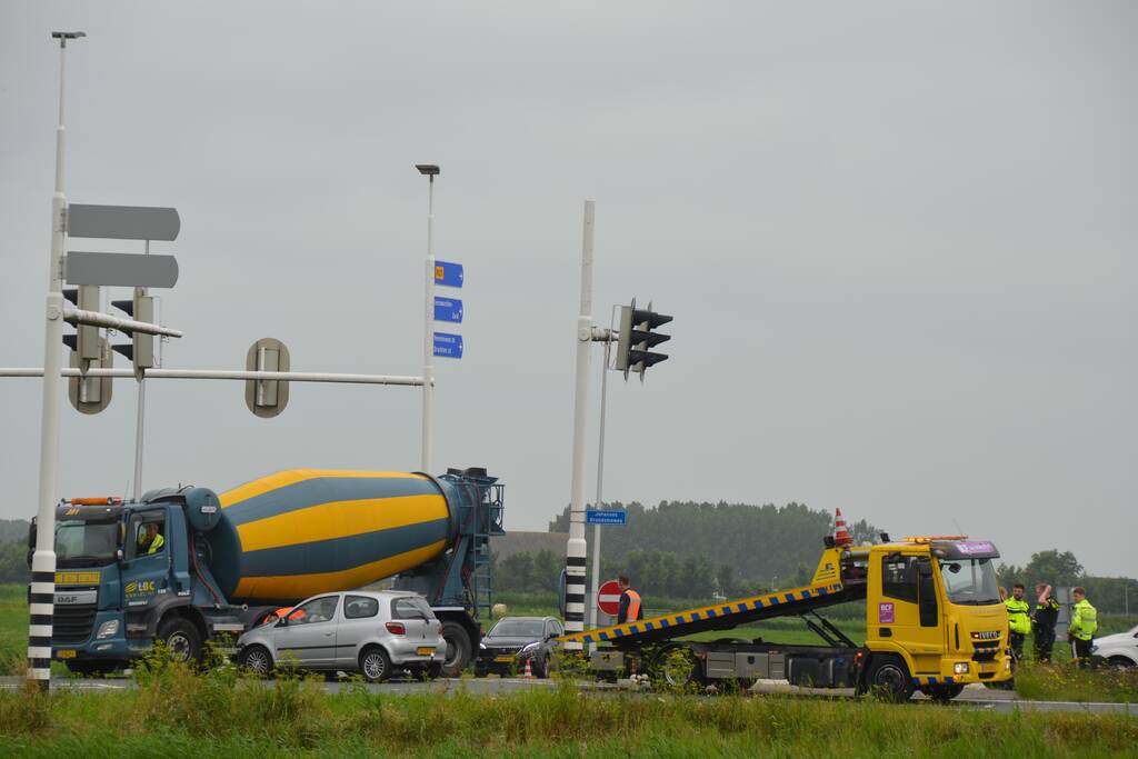 Vrachtwagen en personenwagen botsen op elkaar